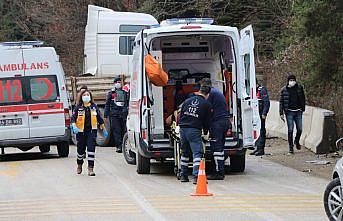 Bolu'da tır beton bariyere çarptı: 2 yaralı