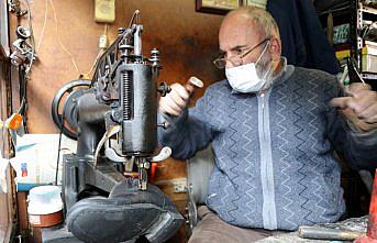 Dede mesleği ayakkabıcılığı asırlık dükkanda sürdürüyor