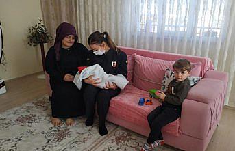 Giresun'daki selde şehit olan askerin doğum yapan eşine jandarmadan ziyaret