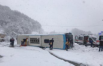 GÜNCELLEME - Zonguldak'ta yolcu otobüsü devrildi: 15 yaralı