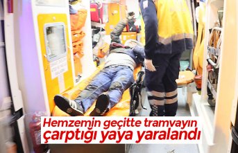 Hemzemin geçitte tramvayın çarptığı yaya yaralandı