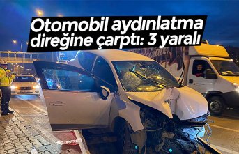 Otomobil aydınlatma direğine çarptı: 3 yaralı