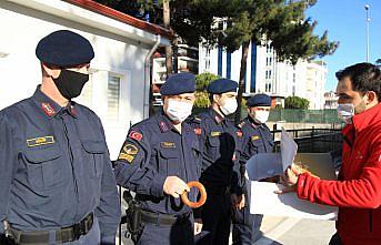Samsun'da Türk Kızılaydan görev başındaki polis ve jandarmaya simit ve çay ikramı