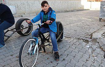 Samsunlu 3 genç hurda parçalardan bisiklet yaptı