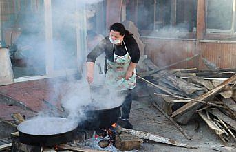 Şehir merkezinde kazanda kaynattığı pekmez gelir kapısı oldu