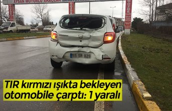 TIR kırmızı ışıkta bekleyen otomobile çarptı: 1 yaralı