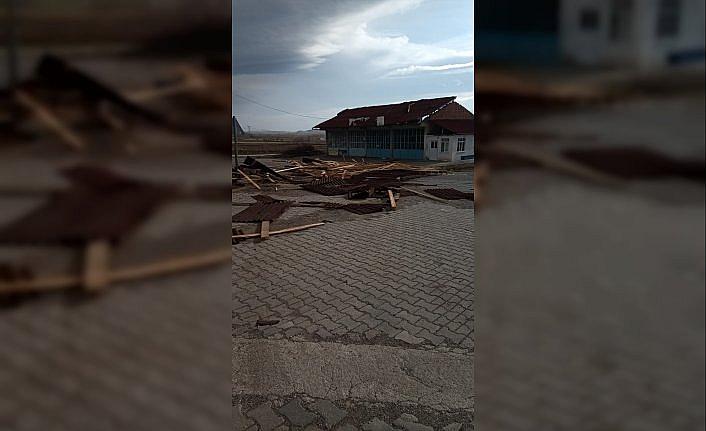 Tokat'ta şiddetli rüzgar çatıları uçurdu