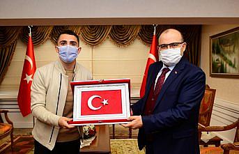Trabzonsporlu futbolcular, Trabzon Valisi Ustaoğlu'nu ziyaret etti