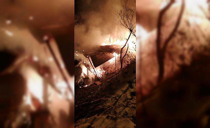 Yusufeli'nde 3 katlı ev yandı