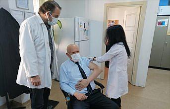 Bayburt Belediye Başkanı Hükmü Pekmezci Kovid-19 aşısının ilk dozunu yaptırdı