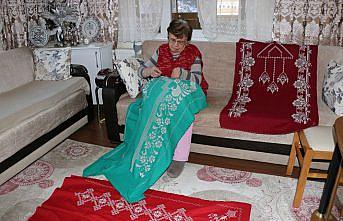 Bedensel engelli Nermin teyzenin işlediği seccadeler çeyizleri süslüyor