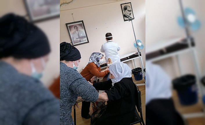 Birbirlerine bağlılıklarıyla tanınan nineler Kovid-19 aşısı oldu