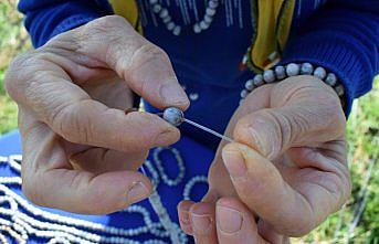Bitki taneleri usta ellerde takı ve tespihe dönüşüyor