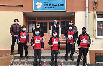 Giresun'da köy okuluna badminton malzemesi desteği yapıldı