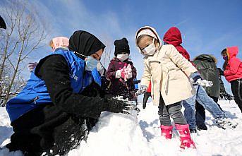Gönüllü gençler kış şartlarında köylerdeki çocukların içini ısıttı