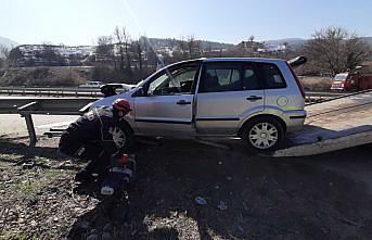 Karabük'te bariyere saplanan otomobilin sürücüsü yaralandı