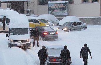 Kavak'ta kar yağışı etkili oluyor