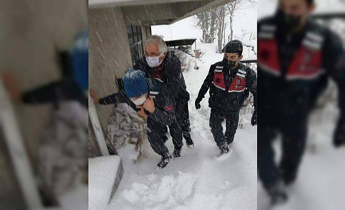 Ordu'da yardıma koşan jandarma, evinden çıkamayan yaşlı hastayı sırtında ambulansa taşıdı