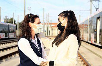 Raylar üzerinde bayılan genç kız 