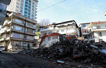 Rize'de riskli 5 binanın kontrollü yıkımına başlandı
