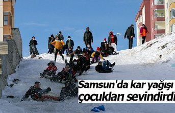 Samsun'da kar yağışı çocukları sevindirdi