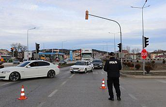 Samsun'da devrilen buğday yüklü tırın sürücüsü yaralandı