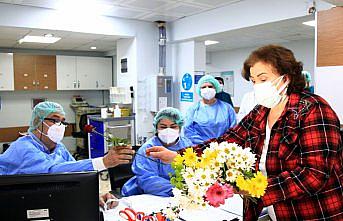 Samsun'da Kovid-19'u yenen hasta sağlık çalışanlarına çiçek dağıttı