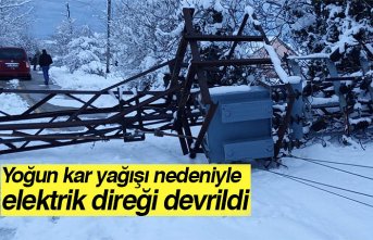 Yoğun kar yağışı nedeniyle elektrik direği devrildi