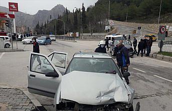 Amasya'da iki otomobil çarpıştı: 4 yaralı