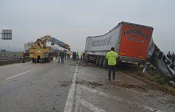 Amasya'da tır devrildi: 2 ölü