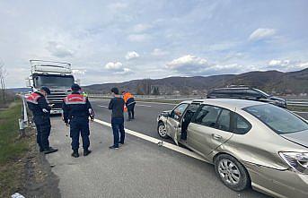 Anadolu Otoyolu'nda kaza yapan otomobildeki anne-kız yaralandı