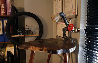 Atık malzemeleri emlak ofisindeki atölyesinde sanat eserine dönüştürüyor