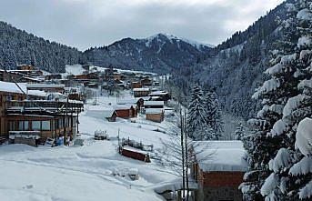 Ayder Yaylası, martta yağan karla yeniden beyaza büründü