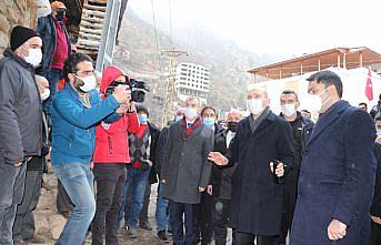 Bakanlar Soylu ve Kurum, çok sayıda evin yandığı Yusufeli ilçesi Dereiçi köyünde incelemelerde bulundu