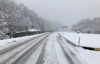 Bartın ve Karabük'te kar etkili oluyor
