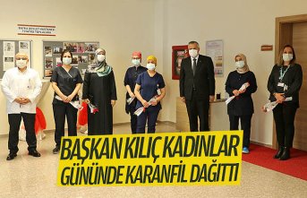BAŞKAN KILIÇ KADINLAR GÜNÜNDE KARANFİL DAĞITTI