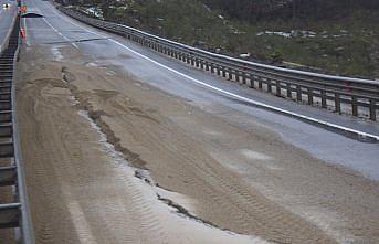 Batı Karadeniz bağlantı yolunun bir bölümündeki çökme nedeniyle yol trafiğe kapatıldı