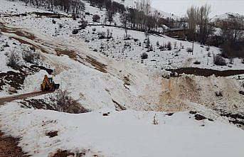 Bayburt'ta çığ düşmesi sonucu kapanan köy yolu ulaşıma açıldı