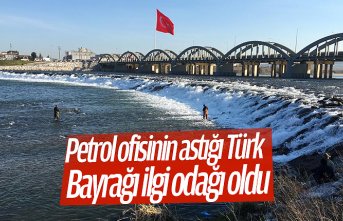 Çetinkaya Köprüsü civarına asılan bayrak ilgi odağı oldu