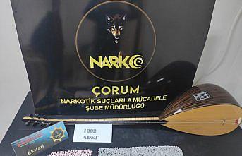 Çorum'da sazın içine gizledikleri uyuşturucuyla yakalanan iki zanlı tutuklandı