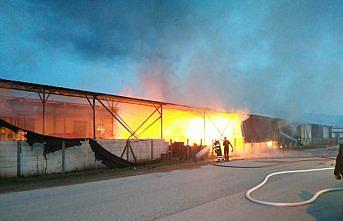 Düzce'de sebze ve meyve halinde çıkan yangın söndürüldü