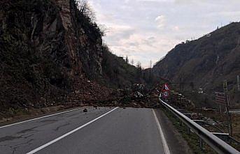 Giresun'da heyelan ulaşımda aksamaya neden oldu