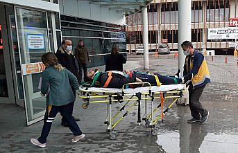 Karabük'te refüje çarpan otomobildeki 2 kişi yaralandı