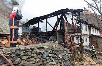 Kastamonu'da 2 katlı ev ile ahır ve odunluk yandı