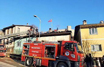 Kastamonu'da iki ahşap ev yandı