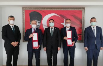 KAYMAKAM CEVDET ERTÜRKMEN EMEKLİ OLAN ÖĞRETMENLERE PLAKET TAKDİM ETTİ
