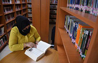 Kütüphanede geçen çocukluğunda edindiği alışkanlık sayesinde binlerce kitap okudu