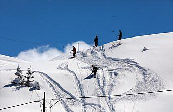 Petran Yaylası sakinleri, martta yağan karın tadını 