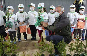 Rize Orman Müdürlüğü çocuklara fidan dağıttı