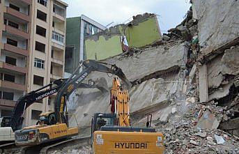 Rize'de kentsel dönüşüm kapsamında Belediye Blokları'nın yıkımı sürüyor